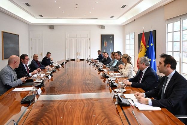 Gobierno y agentes sociales abordan tensiones comerciales y protección industrial