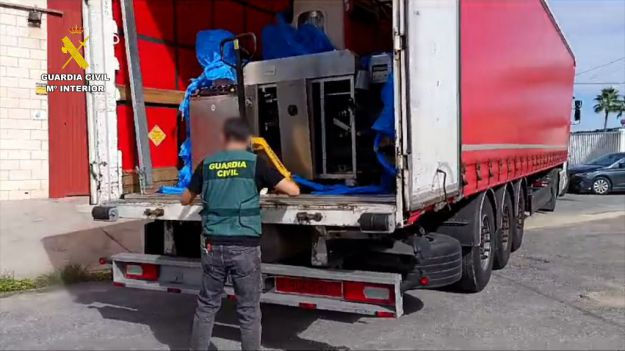 Desmantelan una fábrica clandestina de cigarrillos que generaba 4 millones al mes en Málaga