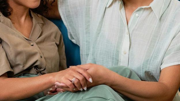 Las parejas de mujeres enfrentan barreras adicionales para formar una familia
