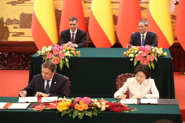 España y China acuerdan nuevos protocolos para exportar cerezas y porcino