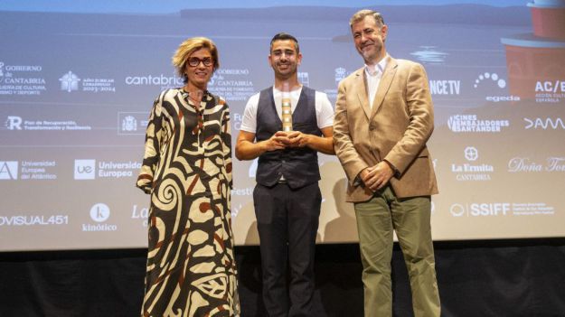 Martínez Abad entrega el 'Faro de Plata' al premio del público al filme 'El poder del silencio' de Saúl Pérez Ruano