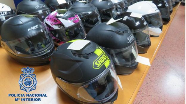 Recuperados 35 cascos de motocicleta que habían sido robados en Madrid