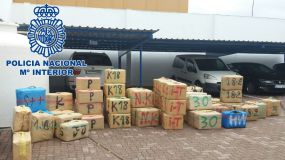 La Policía Nacional incauta 2500 kilos de hachís en la Línea de la Concepción tras frustrar un alijo de drogas en la playa del Tonelero