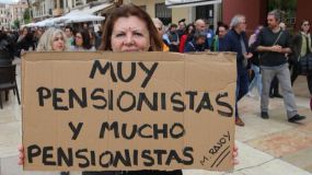 Miles de pensionistas salen en defensa de su dignidad