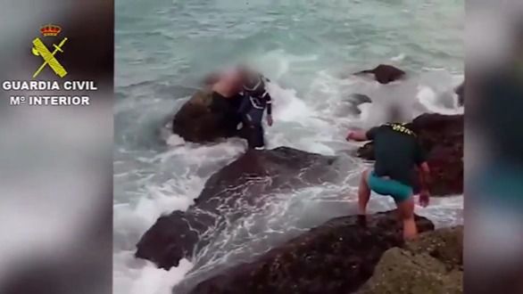 La Guardia Civil rescata a una treintena de inmigrantes tras zozobrar una embarcación en Tarifa