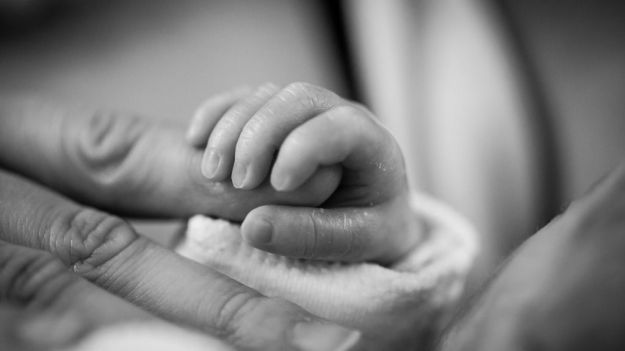 Devolución de las prestaciones de maternidad y paternidad: 1.600 euros para las madres y 383 para los padres