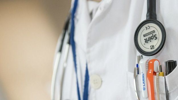 Covid-19: Casi 4.000 profesionales sanitarios afectados