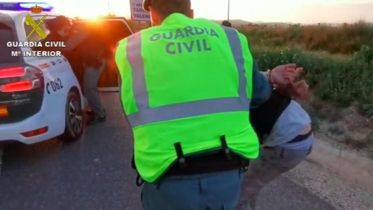 Tres detenidos en Barcelona con un coche robado y un hacha de grandes dimensiones