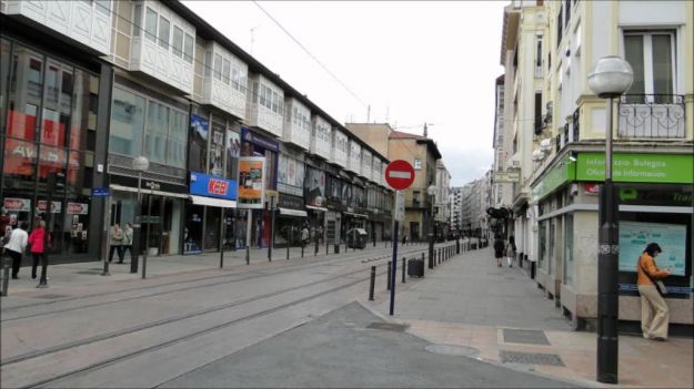 Ataca con un cuchillo a la persona que lo acogió