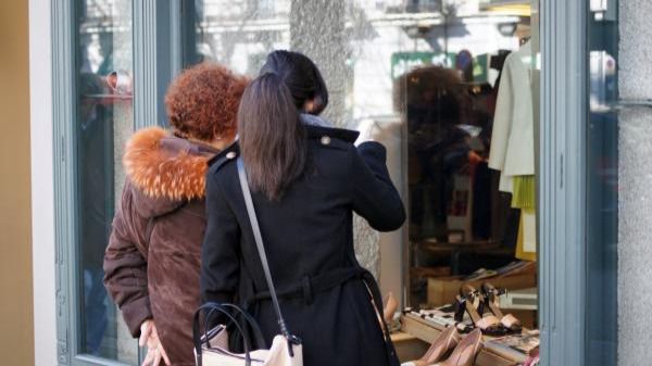 El gasto con tarjeta se desploma al ritmo del consumo pero aumenta el efectivo en circulación