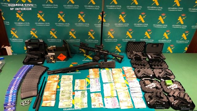La Guardia Civil detiene a cinco personas por adquirir armas con documentos falsificados de las Fuerzas Armadas