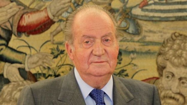 Juan Carlos I cede a la presión y anuncia que abandona España