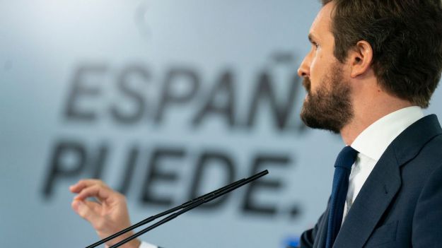 Casado pide a Sánchez 'humildad y democracia'