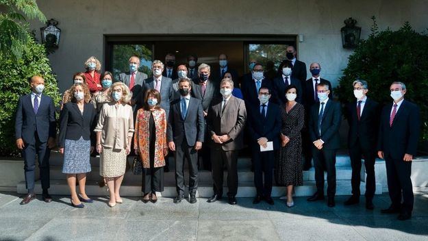 Casado se reúne con los 27 embajadores de la UE acreditados en España