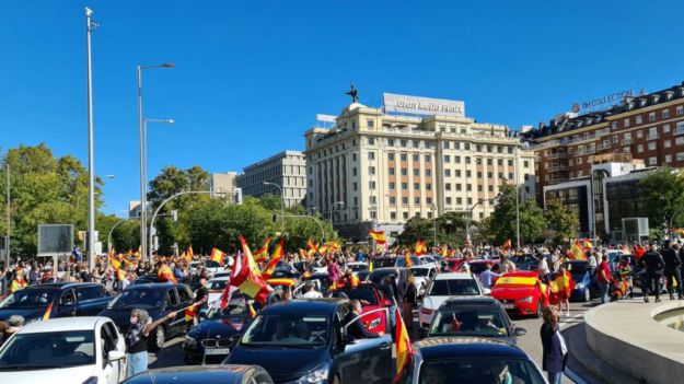 Miles de personas secundan las marchas convocadas por Vox contra el Gobierno