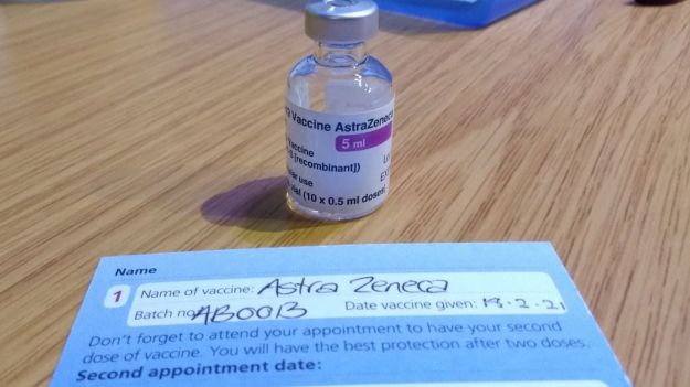 Los efectos de la vacuna de AstraZeneca obligan a España y a Europa a echar el freno