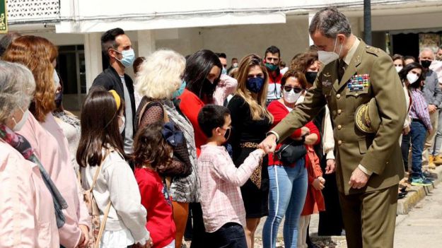 El Rey visita el puesto de la Guardia Civil de Valencia de Alcántara