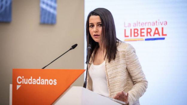 Arrimadas al Gobierno: '¿Quién indulta de sus sablazos a impuestos a las familias españolas?'