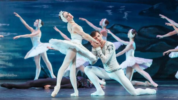 La mejor danza inunda la Gran Vía madrileña con 'El lago de los cisnes'