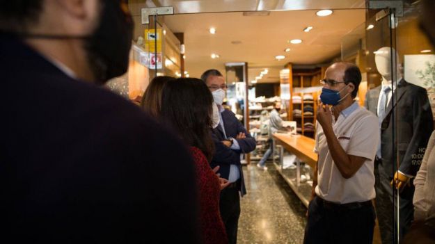 Arrimadas visita varios locales afectados por los disturbios del pasado fin de semana en Barcelona