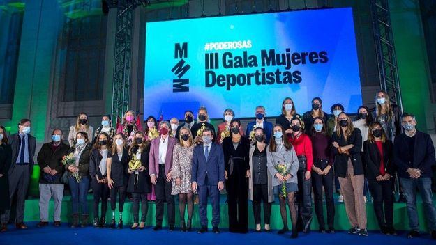 Baloncesto femenino: El Ayuntamiento de Madrid galardona a las 'women in black' de Movistar Estudiantes