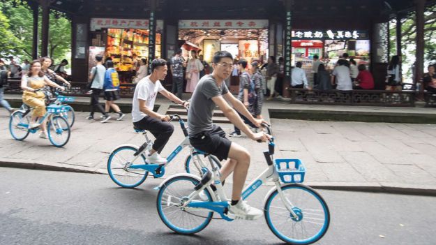 Jóvenes en bicicleta en Hangzhou, China