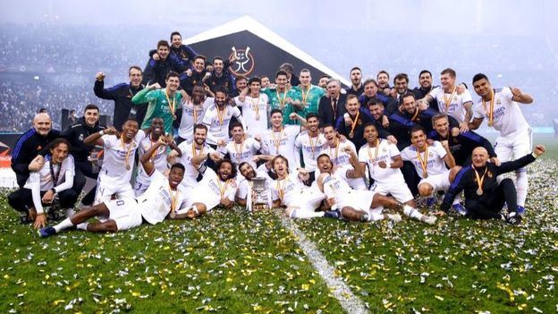 Fútbol: El Real Madrid tiñe de blanco una inolvidable Supercopa (0-2)