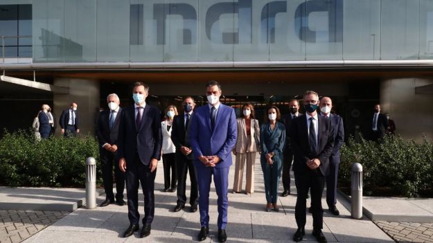 El presidente del Gobierno, Pedro Sánchez, y el primer ministro de Bélgica, Alexander De Croo, junto a representantes de la empresa INDRA. 
