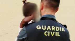 Auxilian a una menor de 3 años que se encontraba sola y asomada al balcón de su casa