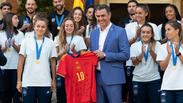 Sánchez recibe a la Selección Femenina Española de Fútbol, campeona del Mundial Sub-20