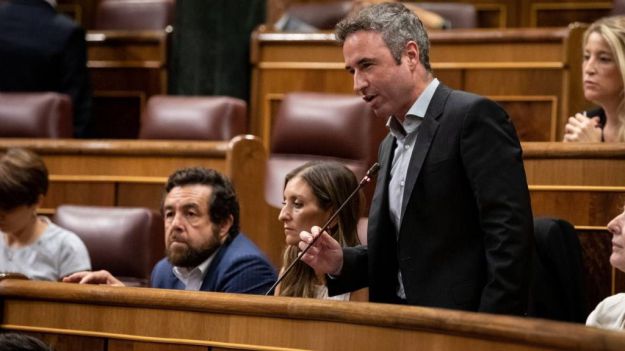 Díaz a Darias: "Quiten hoy la mascarilla obligatoria en el transporte público"