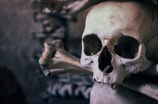 El hallazgo de medio esqueleto en casa de un santero lleva a una exhumación en La Gomera