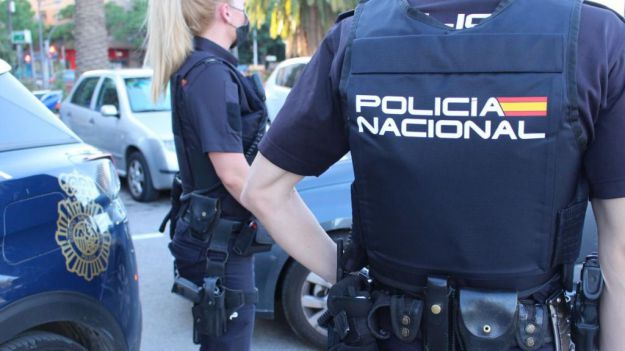 La Policía Nacional detiene a dos fugitivos buscados por un homicidio doloso