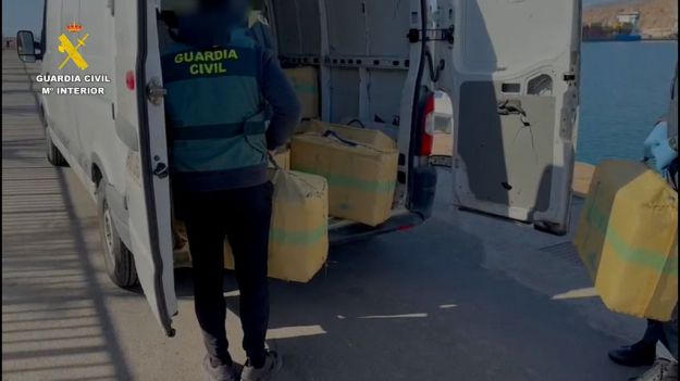 La Guardia Civil detiene a 11 personas e interviene 2.600 Kg de hachís en la costa almeriense