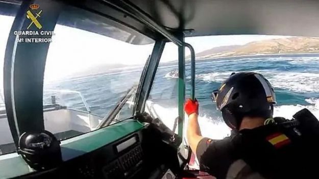 Increíble rescate en el mar: Cuatro jóvenes caen al agua y son arrastrados hacia Marruecos