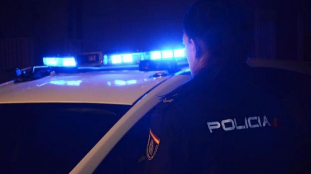 La Policía rescata a un migrante que viajaba semiinconsciente sobre el techo de un camión