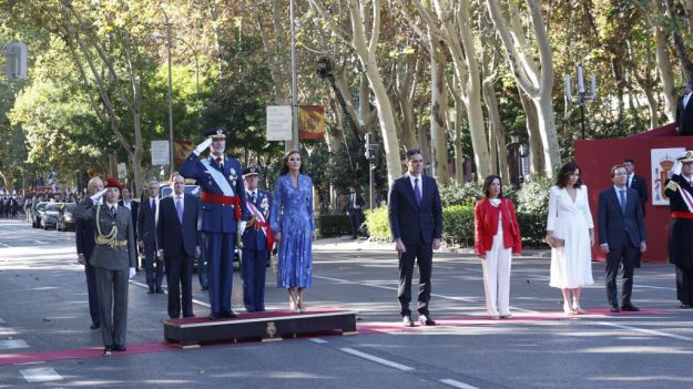 ¿Realidad o quedada?: Abucheos a Sánchez contrastan con los vítores a los Reyes en el desfile de la Fiesta Nacional