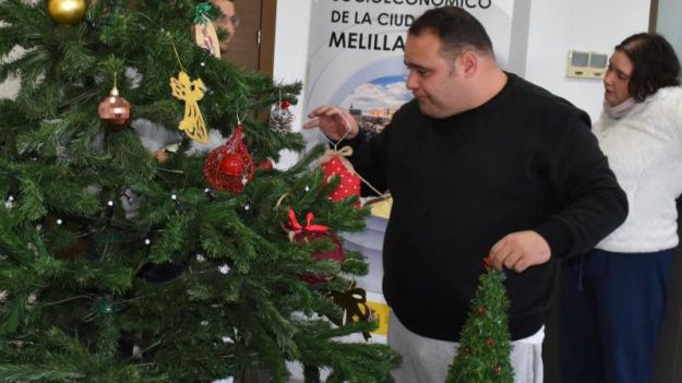 Aspanies Plena Inclusión vuelve a vestir de Navidad la Delegación del Gobierno de Melilla