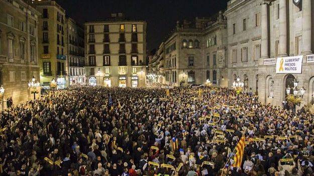 Puigdemont no frena e intenta convencer al mundo del desafío independentista