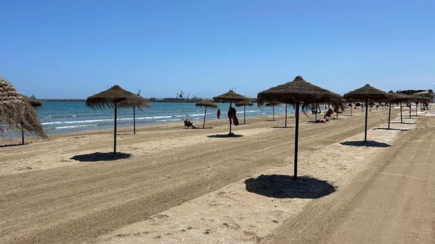 Melilla sustituirá la totalidad de sus actuales sombrillas de playa