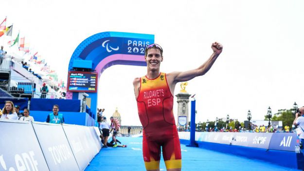 Nil Riudavets agarra el bronce de triatlón tras un sprint agónico a 200 metros