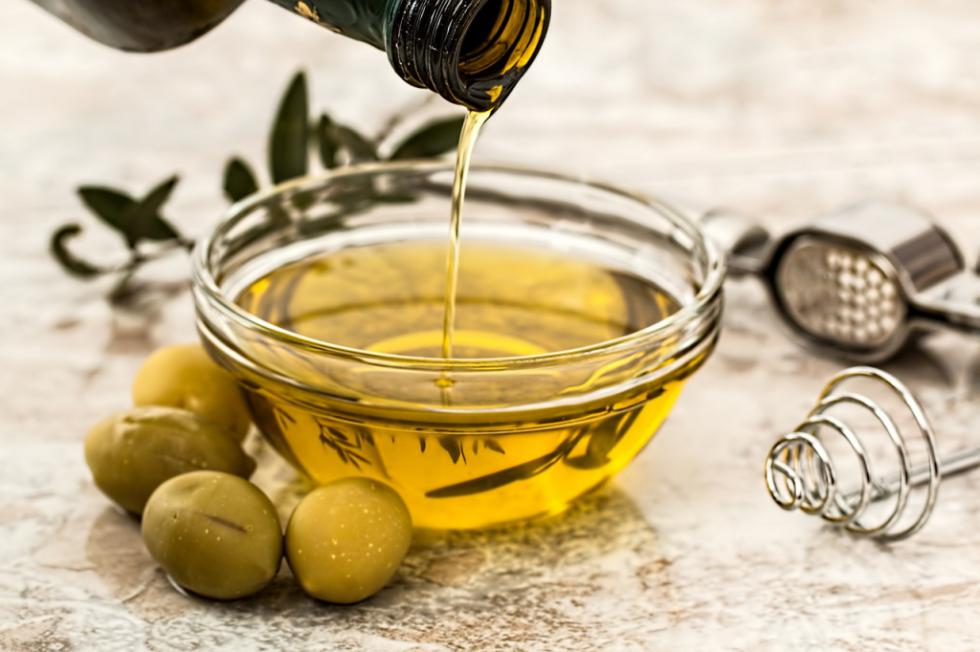 España impulsará el desarrollo de una medida de autorregulación para el sector del aceite de oliva
