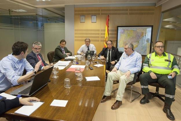 El ministro del Interior se reúne con el director general de Tráfico para tratar la situación de las carreteras