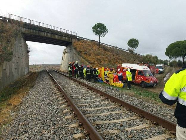 Casi una treintena de heridos en un accidente ferroviario en Sevilla