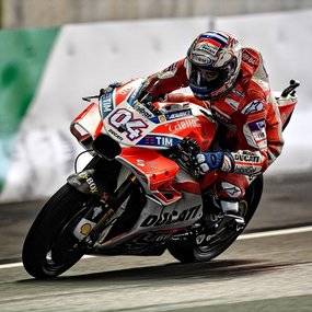 Dovizioso se impone a Márquez en la última vuelta