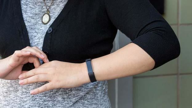 Su pulsera Fitbit no le salvó la vida, pero señaló al culpable