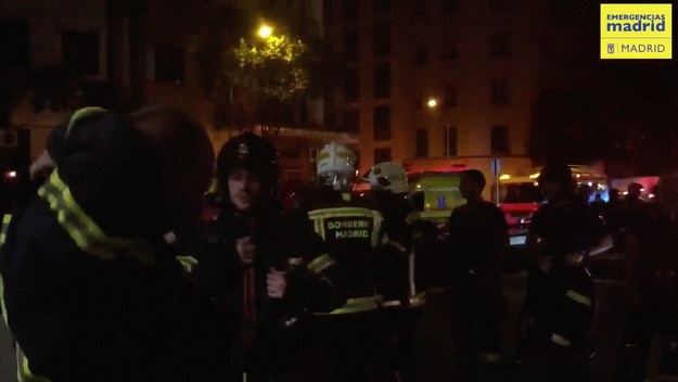 Cuatro policías salvan a un joven atrapado en un incendio en Madrid