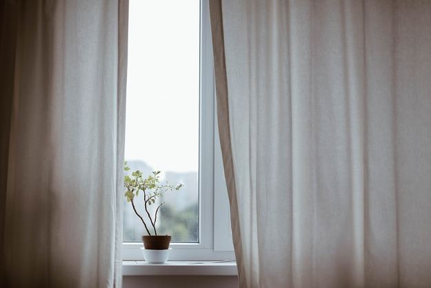 Tira por la ventana a la hija de unos amigos y se quita la vida