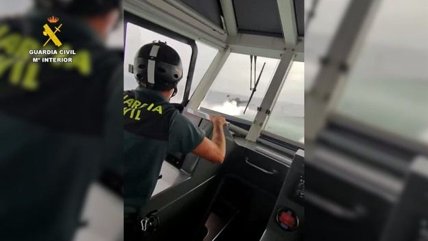 Detenidos siete tripulantes tras intentar introducir 21 fardos de hachís en Cádiz