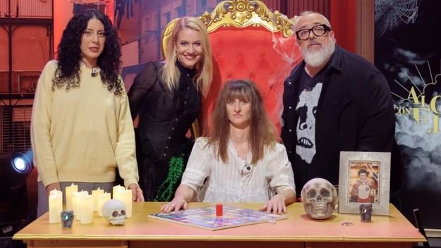 'Al cielo con ella' presenta especial de Halloween con Álex de la Iglesia y Mónica Ojeda